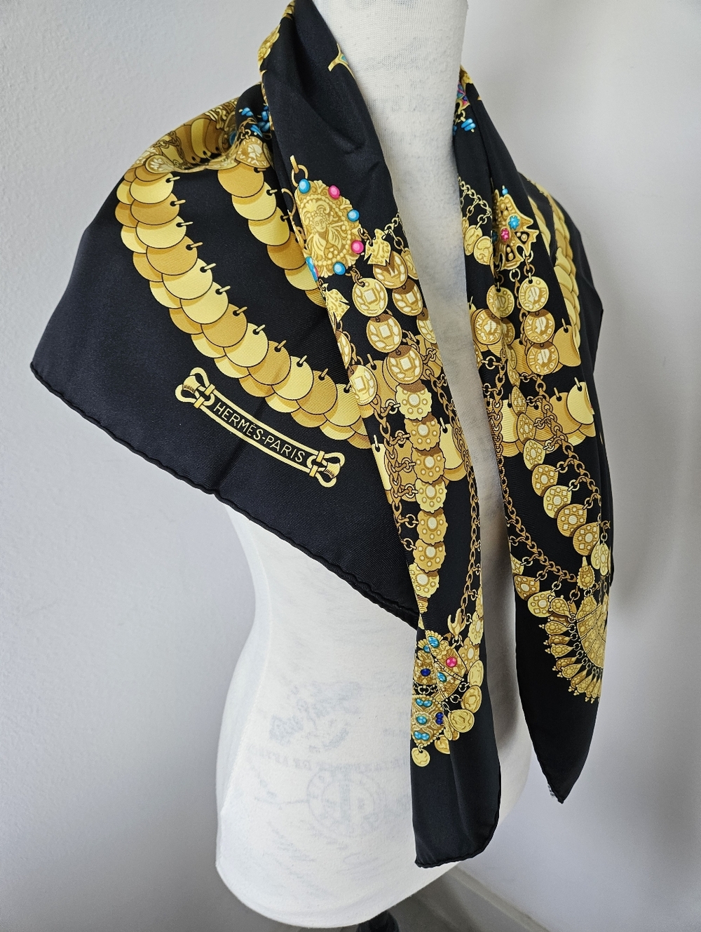 🇨🇵HERMES "Kosmima" Black & Gold Medallion Silk Scarf 90X90cm(approx) authentic - Picture 12 of 12